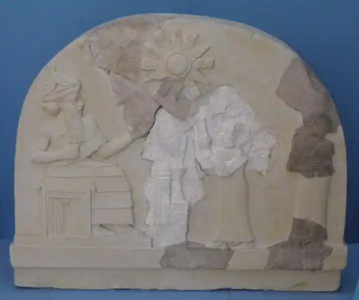 An overlapping six-pointed cross or a solar disc engraved on a stele